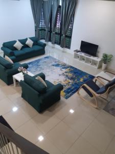una sala de estar con 2 sofás y una alfombra en Gallery@U12Homestay, en Shah Alam