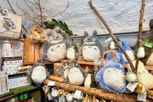 a group of stuffed animals sitting on a shelf at ＹＵＦＵＩＮ　ＦＬＯＲＡＬ　ＶＩＬＬＡＧＥ　ＨＯＴＥＬ in Yufu