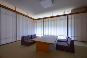 einen Konferenzraum mit einem Tisch und 2 Stühlen in der Unterkunft Kifuno Sato in Mimasaka