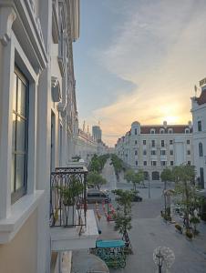 een balkon met uitzicht op een straat bij MOONLIGHT HOTEL in Ha Long