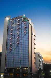 達卡的住宿－The Zabeer Dhaka，一座大型玻璃建筑,有很多窗户