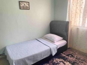 Un pat sau paturi într-o cameră la Homestay Naim Sabak Bernam