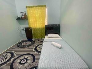 Voodi või voodid majutusasutuse Homestay Naim Sabak Bernam toas