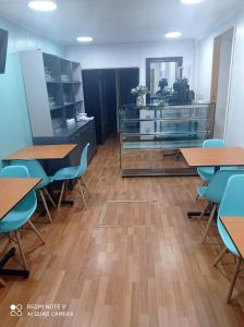 um escritório vazio com mesas e cadeiras azuis em HOSTAL SUITE 1 Oriente 1075, Viña del Mar em Viña del Mar