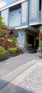 a building with a street in front of it at Risal Guest House in Munggu