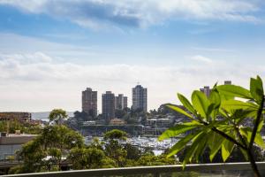 uma vista para o horizonte da cidade com edifícios altos em Modern & Sleek, Minutes to the City. Parking/Pool em Sydney
