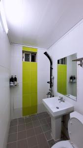Koupelna v ubytování PyoLi Guesthouse
