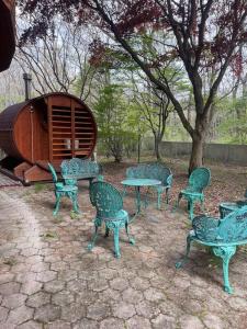 a group of chairs and a table and a boat at 最大２２名BBQ.サウナ.カラオケ.ビリヤード.卓球付き! in Nasu-yumoto