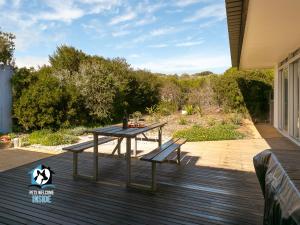 Κήπος έξω από το Architect Designed House Nestled in the Dunes