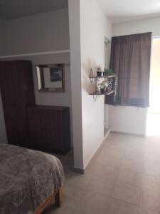 ein Schlafzimmer mit einem Bett und einem Fenster in einem Zimmer in der Unterkunft Hospedaje La Gloria in Texcoco de Mora