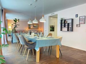 ein Esszimmer mit einem blauen Tisch und Stühlen in der Unterkunft presence: grosszüges Loft_ bis 6 Pers_zentral in Luzern