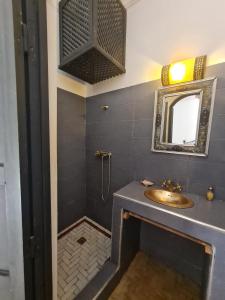 Kylpyhuone majoituspaikassa Riad Dantella