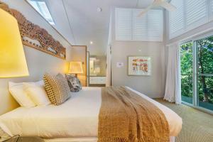 薩福克的住宿－Adrift - Tallows Beachfront Suffolk Park，一间卧室设有一张大床和一个大窗户