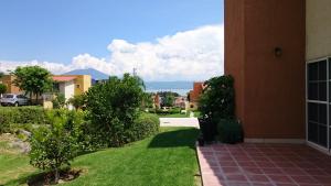 een uitzicht op een huis met een groen gazon bij Casita de descanso en la Ribera de Chapala in Chantepec