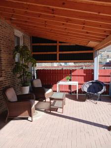 d'une terrasse avec des chaises, une table et un foyer extérieur. dans l'établissement La Villita - Gateway to Chicago, à Chicago