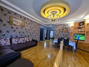 salon z kanapą i jadalnią w obiekcie Elnr Small swing pool villa w mieście Daşca