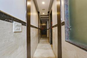 un couloir avec un miroir mural dans l'établissement FabHotel Gera, à New Delhi