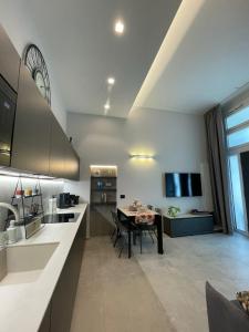 Civico29 appartamento bilocale في كومو: مطبخ مع طاولة وغرفة طعام