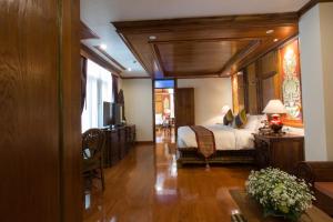 a bedroom with a bed and a television in a room at Pingviman Hotel in Chiang Mai