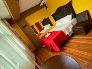 Una cama o camas en una habitación de HOTEL LA BELLA Y EL LEON