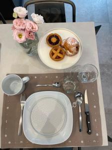uma mesa com um prato de doces sobre uma mesa em Civico29 appartamento bilocale em Como