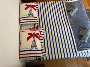 Una cama con una manta a rayas con la torre Eiffel en Charming 2 bedrooms apartment, en Stabio
