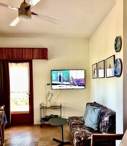 TV a/nebo společenská místnost v ubytování Elesta + 25 fotografií