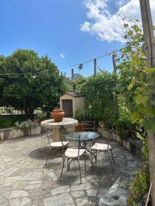 A garden outside A ca' du Risso - Appartamento - Sea & outdoor for families, bikers and climbers