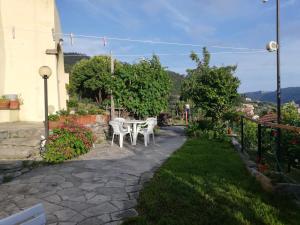 A garden outside A ca' du Risso - Appartamento - Sea & outdoor for families, bikers and climbers