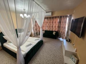 a hotel room with a bed with a canopy at pensiunea medellin in Tulcea