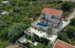 een luchtzicht op een groot huis met een zwembad bij Villa Mare Apartments in Tivat