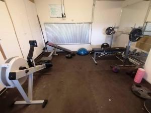 Fitness centrum a/nebo fitness zařízení v ubytování Bo mysigt intill vattnet.