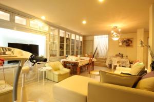 a living room with a couch and a dining room at Snara CK in Ban Lat Tanot