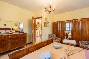 a bedroom with a bed and a dresser and a mirror at Casa di Nonna Adriana in Pieve Fosciana