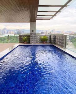 a large blue swimming pool on top of a building at Affordable Condo in Cebu City Just Across Sm City Mall Cebu in Carreta
