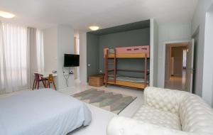 1 dormitorio con cama, sofá y escritorio en Huge Ultra Luxury TLV Apartment, en Tel Aviv