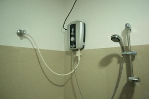 un bagno con dispenser di sapone su una parete di Nature Lodge a Sigiriya