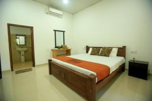 sypialnia z dużym łóżkiem i łazienką w obiekcie Nature Lodge w mieście Sigirija