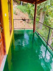 basen z wodą na podłodze domu w obiekcie Silent Nest w mieście Ella