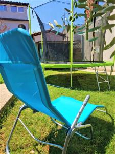 einen blauen Stuhl im Hof mit Zelt in der Unterkunft Apartments Prodan in Fažana