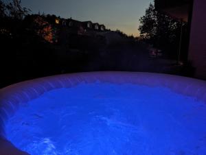 Bazén v ubytování FeWo Goldstück mit privatem SPA und Whirlpool nebo v jeho okolí