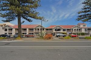 an empty street in front of a large building at Edgewater Motor Lodge in Napier