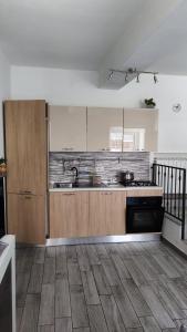 eine Küche mit einer Spüle und einer Arbeitsplatte in der Unterkunft Appartamento nel cuore di Varese in Varese