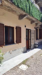 a house with wooden doors and windows with ivy at Appartamento nel cuore di Varese in Varese