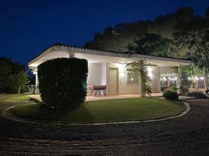 uma casa branca com uma mesa em frente em Villa Ambrosia em Mesagne