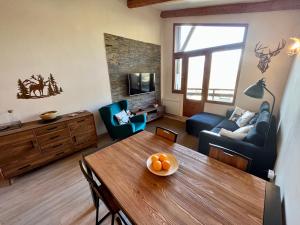 een woonkamer met een tafel met sinaasappels erop bij Résidence Grand Bois A1124 Clés Blanches in La Tania
