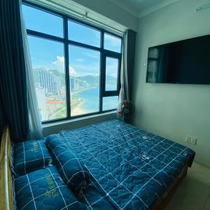 1 dormitorio con cama y ventana grande en CĂN HỘ NGHỈ DƯỠNG, en Nha Trang