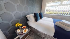 ミドルズブラにあるFlexley House Workstays UKのベッドルーム1室(ベッド1台、窓、テーブル付)