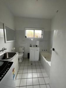 O bucătărie sau chicinetă la Cottage 3mn walk CBD/Marina. Wifi,AC, pet-friendly +3 fotografii