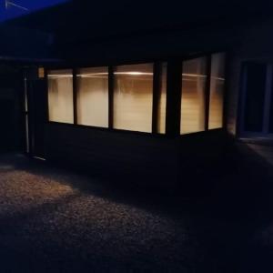 una ventana de un edificio en una habitación oscura en Cosykaza - SPA - Sauna - Hammam 